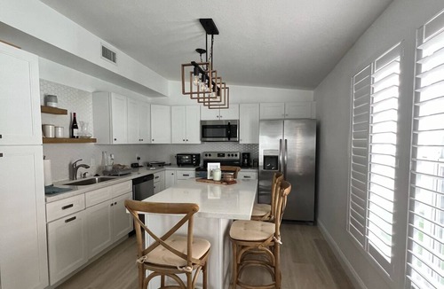 Cross Key Waterways House | Charming Waterfront 2-bed/2 bath/WiFi, AC in very quaint Key Largo neighborhood
