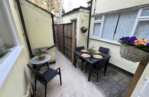 Worksop House | Charress House, 5/6 Bedrooms, 9 beds, 3 bathrooms Contractors/Friends/Families.
