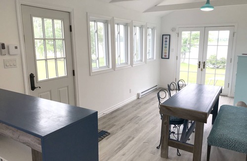 North Glengarry Cottage | Cheerful 2-Bedroom Cottage on Quiet Private Lake