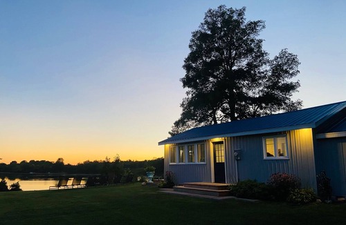 North Glengarry Cottage | Cheerful 2-Bedroom Cottage on Quiet Private Lake