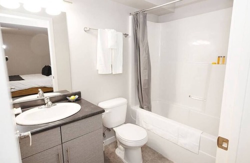 Fort Gary House | Cheerful 4 bedroom Townhouse with Parking & Wi-Fi!