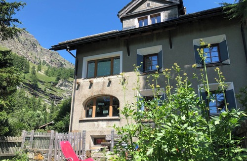 Sils-Maria Apartment | Chesa Clos – Apartment with Lake View & Large Private Garden