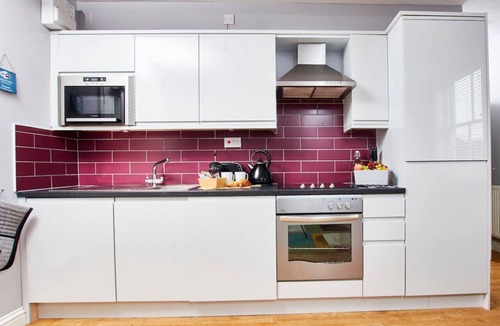 Castle Donington Apartment | Chic Apt Near EMA; Free Gym+Pool Access, Parking