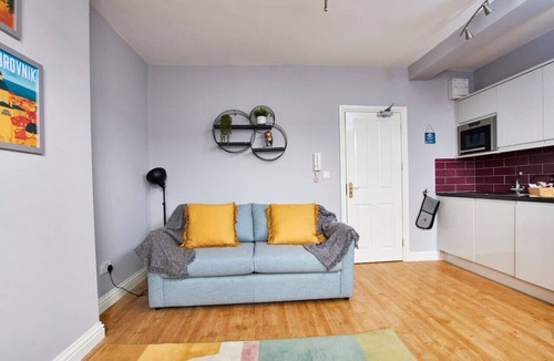 Castle Donington Apartment | Chic Apt Near EMA; Free Gym+Pool Access, Parking
