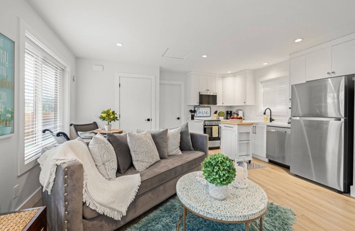 Saanich East Cottage | Chic Garden Suite