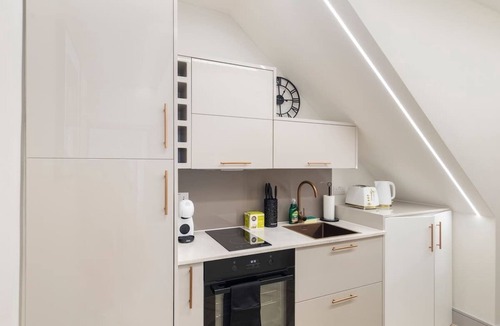 West Hendon Apartment | Chic Luxury Studio - 1 min To Tube Station