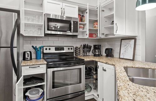 Canmore Condo | Chic Mountain View - Pool&HotTub - Fireplace - BBQ!