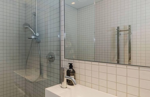 Te Aro Apartment | City Central Retreat | Sleek Studio Living