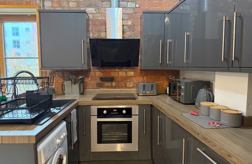 Leicester Apartment | City Centre 2-Bed | 2 Balconies | 65" TV | Netflix | Free Parking