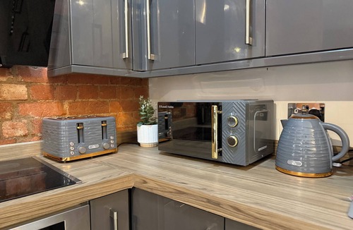 Leicester Apartment | City Centre 2-Bed | 2 Balconies | 65" TV | Netflix | Free Parking