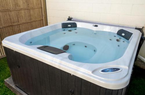 Sydenham House | City Oasis, Spa Bath with Private Parking