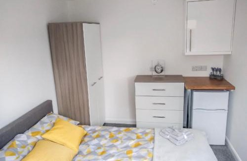 Corby House | City Vacations Corby near Rockingham Double en- suite room in shared property Communal kitchen & garden