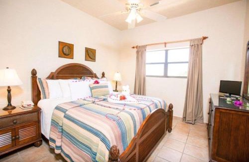French Harbour Hotel | Clarion Suites Roatan at Pineapple Villas