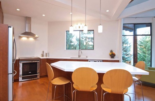 Whistler Cay Heights Bed & Breakfast | Closest Luxury Chalet to Village! Perfect for families~HOT TUB, PATIO, PING PONG