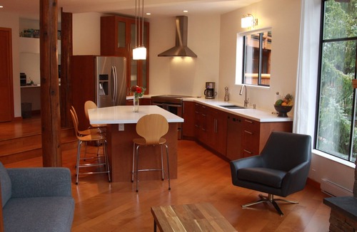 Whistler Cay Heights Bed & Breakfast | Closest Luxury Chalet to Village! Perfect for families~HOT TUB, PATIO, PING PONG
