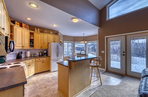 Sunburst Estates Ski Chalet | Closest Ski In/Ski Out Chalet to the Village, Golf, Biking, Hiking, Ski Lifts.