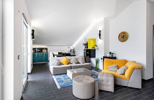 Colonno House | Colonno Penthouse Holiday Home with Lake View, Infinity Pool and Hot Tub