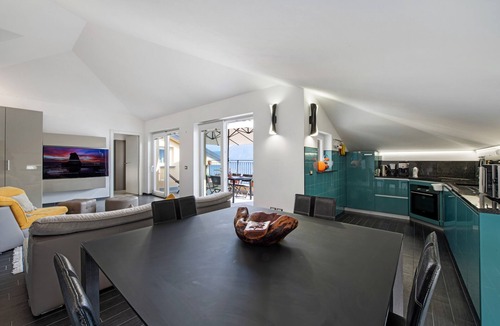 Colonno House | Colonno Penthouse Holiday Home with Lake View, Infinity Pool and Hot Tub
