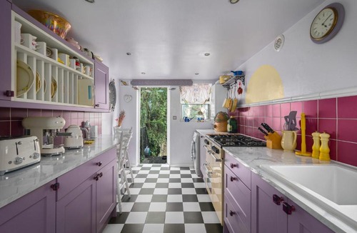 Tottenham Green House | Colourful 3BDR Home with Garden and Spa Bath