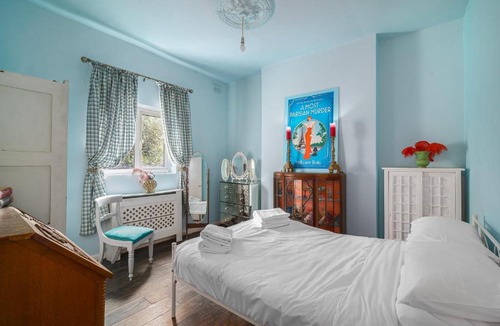 Tottenham Green House | Colourful 3BDR Home with Garden and Spa Bath