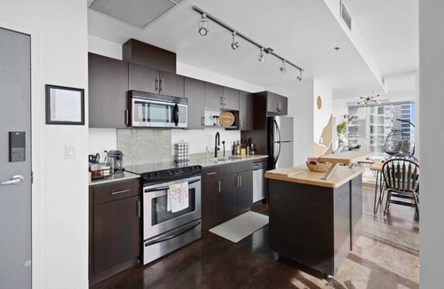 Beltline Apartment | ColoursNest- Fantastic Location with Amazing Views