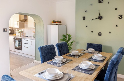 Sutton-in-Ashfield House | Columbia - Sleeps 5, WiFi, Parking, Netflix, Near Peak District