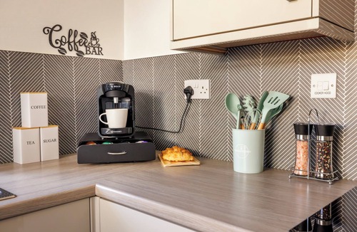 Sutton-in-Ashfield House | Columbia - Sleeps 5, WiFi, Parking, Netflix, Near Peak District