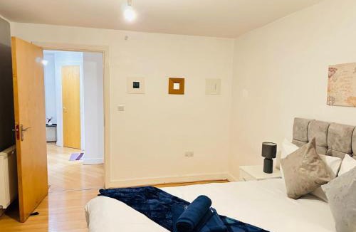 Stonebridge Apartment | Comfortable 2-Bed Apartment - Great Links to Central London and Heathrow