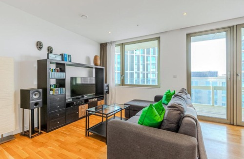 Stratford Apartment | Comfortable 2BR with balcony in Stratford, 3min DLR