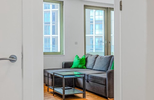 Stratford Apartment | Comfortable 2BR with balcony in Stratford, 3min DLR