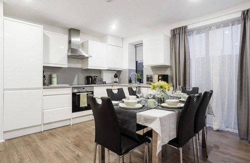 Canning Town Apartment | Comfortable 3-Bed close to Excel Ideal for Groups