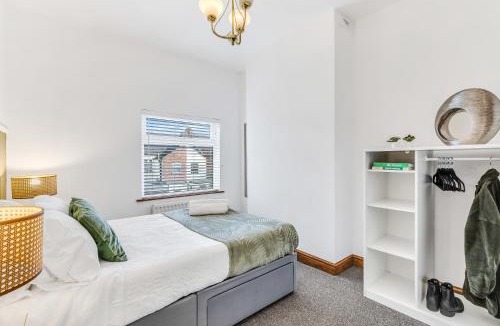 Coalville Apartment | Comfortable 3 Bedroom Gem with 2 Bathrooms Perfect for Groups