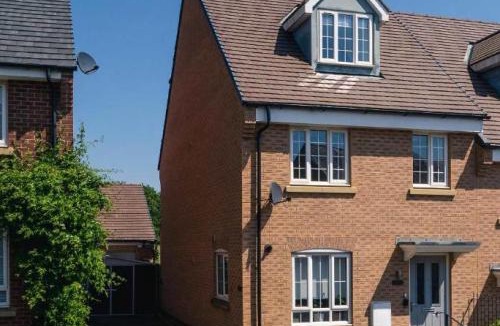 Woodford Halse House | Comfortable 3 Bedroom Home w Garden and Parking