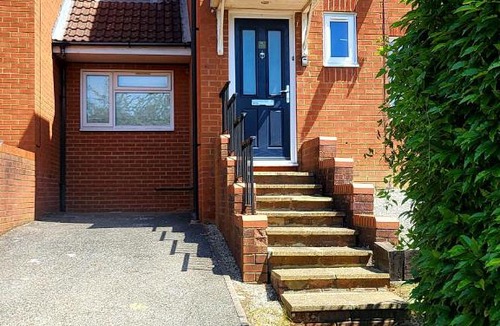 Milton Keynes House | Comfortable 4BR House -Families, Groups & Business