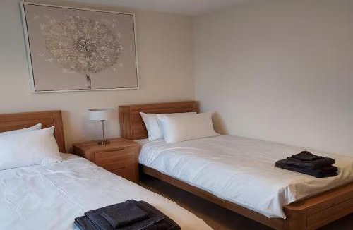 Bourne House | Comfortable 4BR stay in Bourne, Free Parking, Sleeps 7, Families & Contractors Welcome