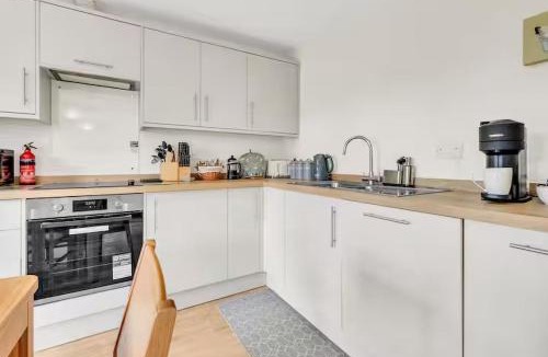 Bourne House | Comfortable 4BR stay in Bourne, Free Parking, Sleeps 7, Families & Contractors Welcome