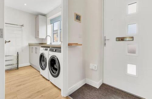 Bourne House | Comfortable 4BR stay in Bourne, Free Parking, Sleeps 7, Families & Contractors Welcome