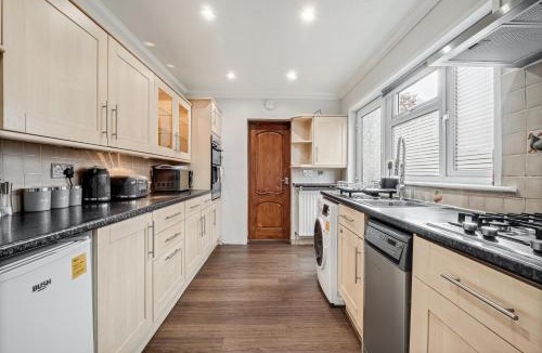 Bedford Apartment | Comfortable and spacious home with free parking plenty of space large sun trap garden and crisp white hotel linen hosted by Our Home Short Stays
