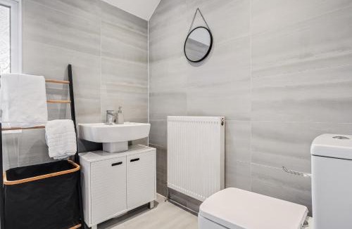 Bedford Apartment | Comfortable and spacious home with free parking plenty of space large sun trap garden and crisp white hotel linen hosted by Our Home Short Stays