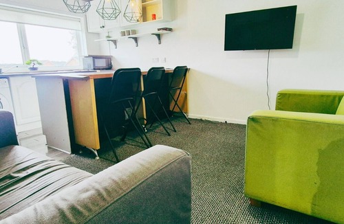 Bramcote Apartment | Comfy 3BR Flat on Quiet Street in Wollaton with FREE Parking