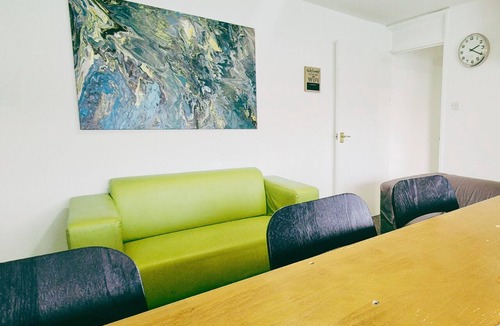 Bramcote Apartment | Comfy 3BR Flat on Quiet Street in Wollaton with FREE Parking
