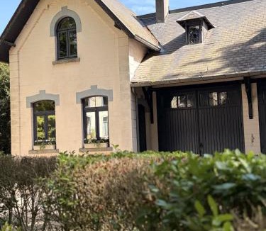 Thisnes House | Conciergerie du Chateau Red Daisies et son parc