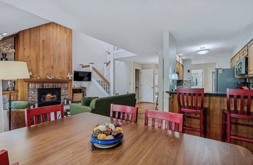 West Hartford Condo | Condo with Fireplace & Pool, Deere Run, Pet-Friendly