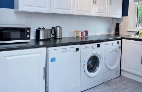 Luton Apartment | Contractors 3 Bed |WiFi | Sleeps 5 Long Term Stays