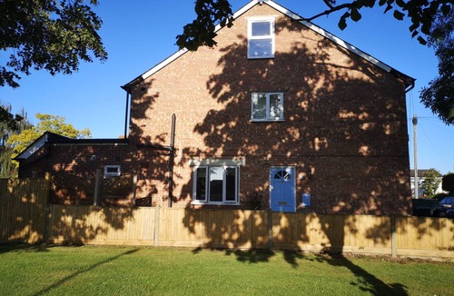 Emsworth House | Conveniently Located, pet Friendly, end Terrace House