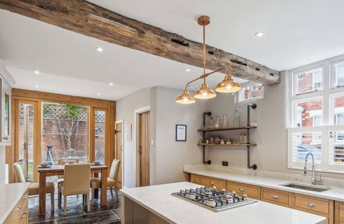 Henley House | Corner Cottage - 3 beds, bathtub, outdoor terrace