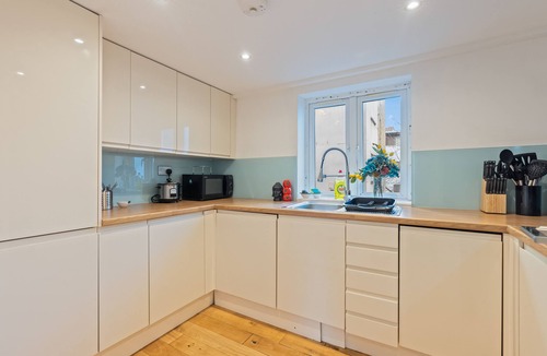 Haggerston Apartment | COSY 1 BED w/LOFT | Sleeps 5 |Close To Stations | The Simpson’s Theme