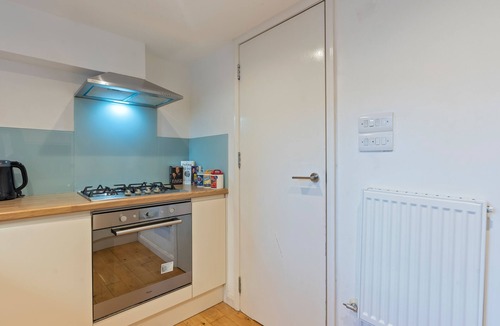 Haggerston Apartment | COSY 1 BED w/LOFT | Sleeps 5 |Close To Stations | The Simpson’s Theme
