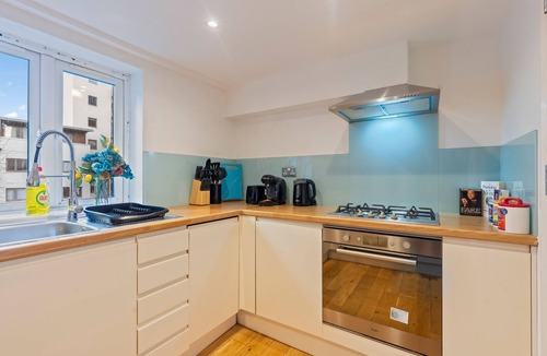 Haggerston Apartment | COSY 1 BED w/LOFT | Sleeps 5 |Close To Stations | The Simpson’s Theme