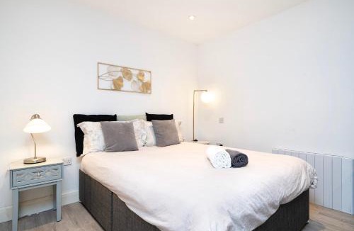 West Hendon Apartment | Cosy 1 Bedroom Studio walking distance to mall with parking available